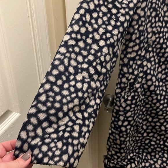 Ann Taylor LOFT zip up coat with snaps near the neck. EUC! Size Large. - Picture 7 of 8